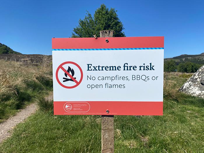 Sign saying 'Extreme fire risk - No campfires, BBQs or open flames'