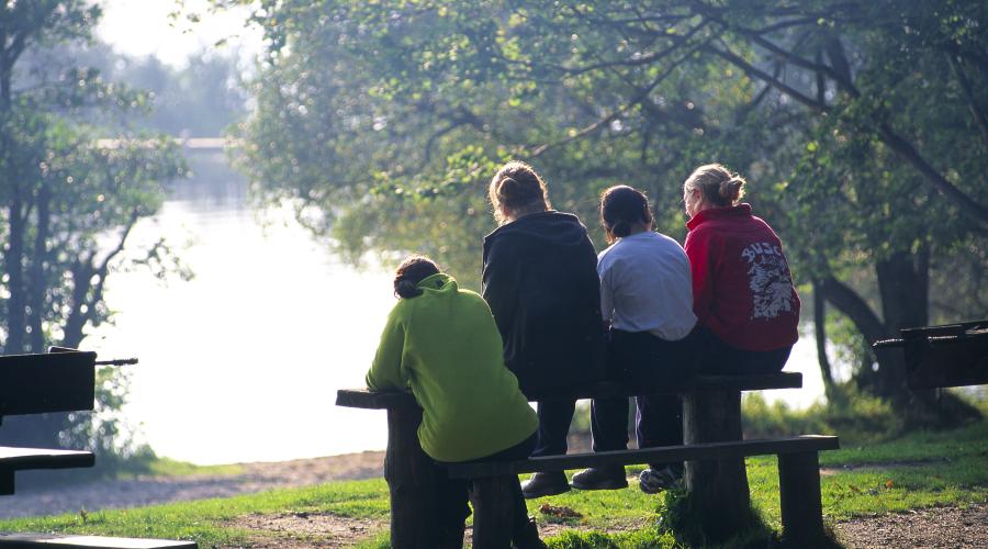 Young people talking and sitting on a bench along the shores of Loch Lomond. ©Lorne Gill/SNH. For information on reproduction rights contact the Scottish Natural Heritage Image Library on Tel. 01738 444177 or www.nature.scot