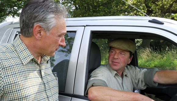 Local SNH staff speaking to a farmer. ©Lorne Gill/SNH. For information on reproduction rights contact the Scottish Natural Heritage Image Library on Tel. 01738 444177 or www.nature.scot Thumbnail