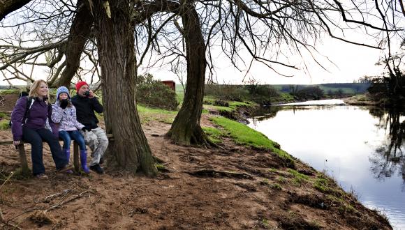 Family having packed lunch on bench next to River Ayr ©beckyduncanphotographyltd/SNH. For information on reproduction rights contact the Scottish Natural Heritage Image Library on Tel. 01738 444177 or www.nature.scot Thumbnail