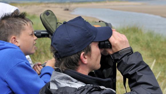 Craig Nisbet with young visitors at the Tentsmuir NNR. Forth and Borders Area ©Lorne Gill/SNH. For information on reproduction rights contact the Scottish Natural Heritage Image Library on Tel. 01738 444177 or www.nature.scot Thumbnail