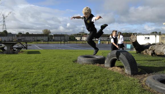 School children from Thornlie P.S. playing and exploring within their schoolgrounds, Wishaw. ©Lorne Gill/SNH. For information on reproduction rights contact the Scottish Natural Heritage Image Library on Tel. 01738 444177 or www.nature.scot Thumbnail